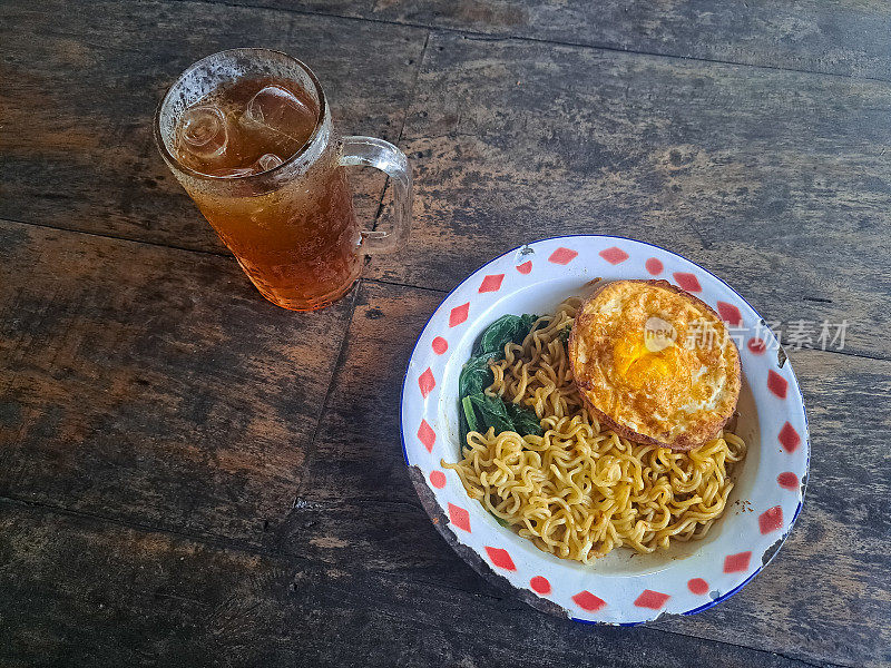 炒面配煎蛋卷，绿芥末，鲜茶冰。Mi Goreng Dengan Telur Dadar, Sawi Hijau Dan Es Teh Segar。食物和饮料菜单。